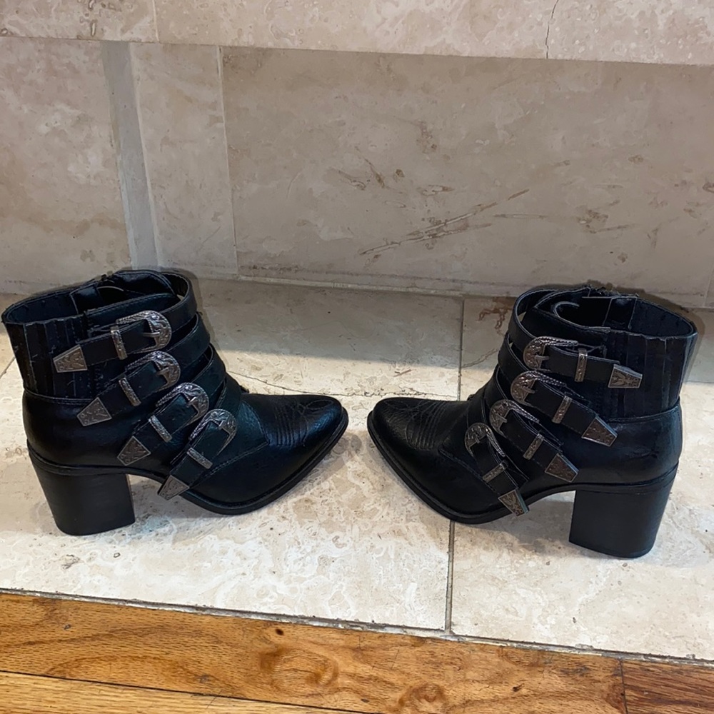 Black booties ❤️